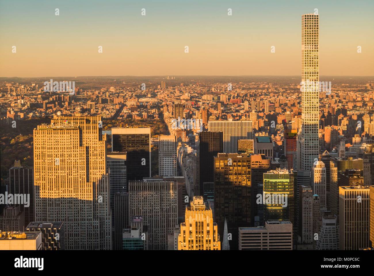 Stati Uniti,New York,New York City,Mid-Town Manhattan,vista in elevazione verso Central Park,crepuscolo Foto Stock