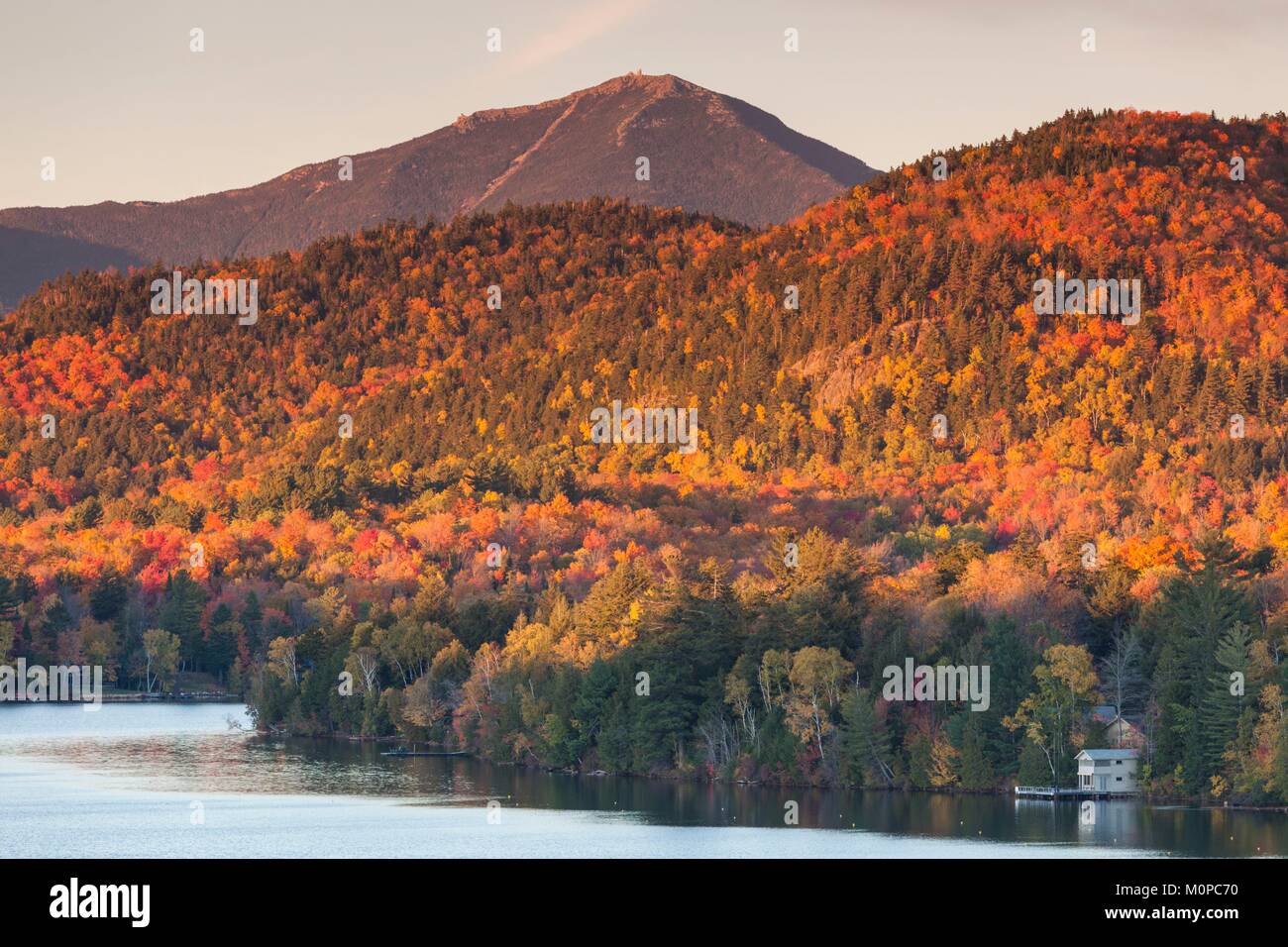 Stati Uniti,New York,Montagne Adirondack,Lake Placid,Mirror Lake fogliame al crepuscolo,autunno Foto Stock