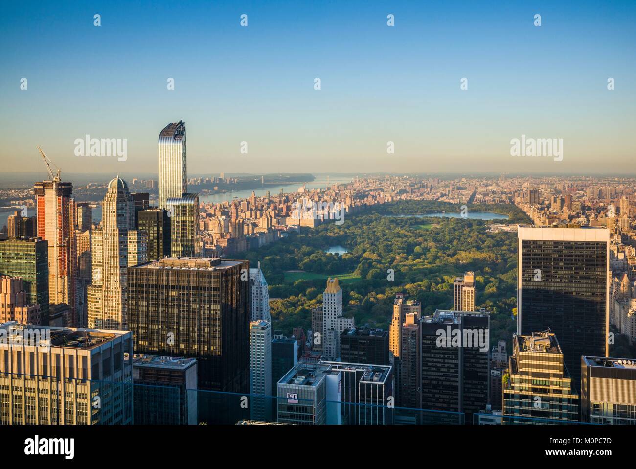 Stati Uniti,New York,New York City,Mid-Town Manhattan,vista in elevazione del lato ovest e Central Park,Tramonto Foto Stock