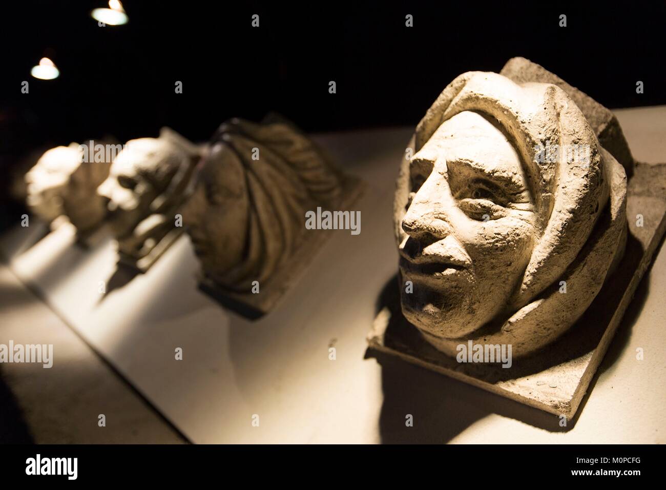 Francia,Cher,Bourges,dal palazzo Jacques Coeur,stampi delle facce ornamenting strada facciata del palazzo Foto Stock