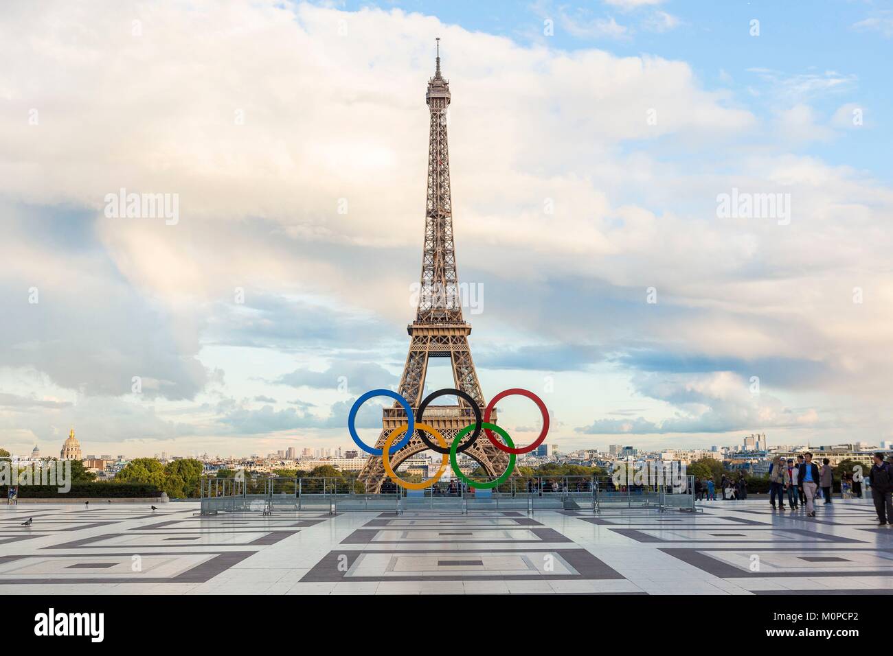 Francia,Parigi,zona elencata come patrimonio mondiale dall UNESCO,Trocadéro square o sagrato dei diritti dell'uomo,il simbolo dell'J.O per celebrare il 2024 Olimpiadi di Parigi con la Torre Eiffel Foto Stock