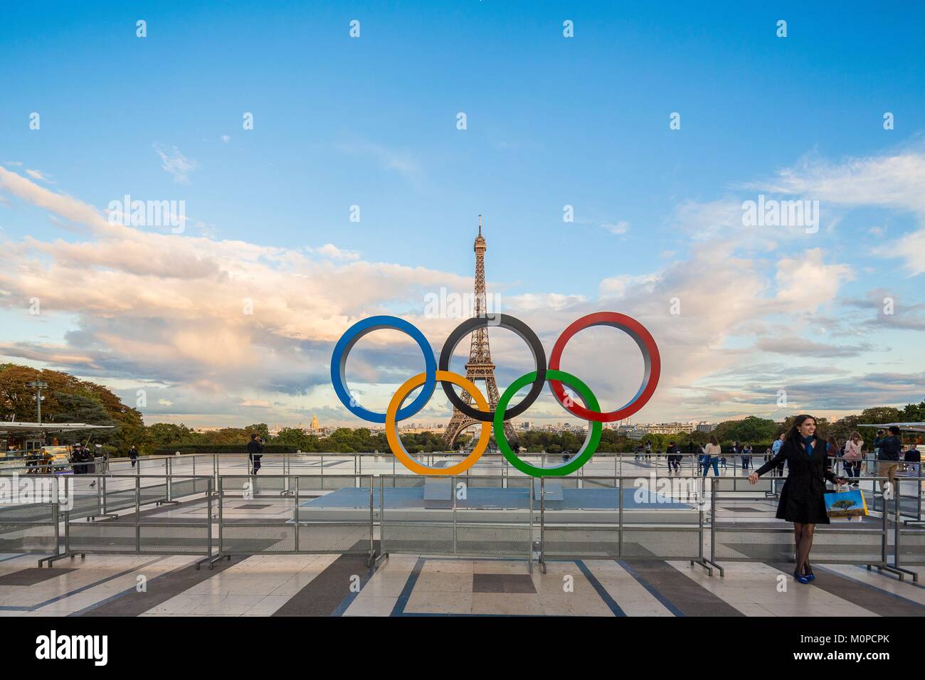 Francia,Parigi,zona elencata come patrimonio mondiale dall UNESCO,Trocadéro square o sagrato dei diritti dell'uomo,il simbolo dell'J.O per celebrare il 2024 Olimpiadi di Parigi con la Torre Eiffel Foto Stock