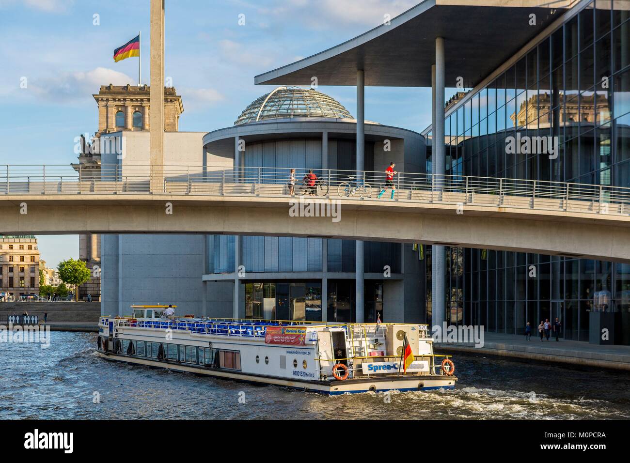 La germania,Berlino, Berlino est,il Reichstag,e il Paul Lobe edificio dall'architetto Stephan Braunfels sul fiume Spree, sede del parlamento tedesco Foto Stock