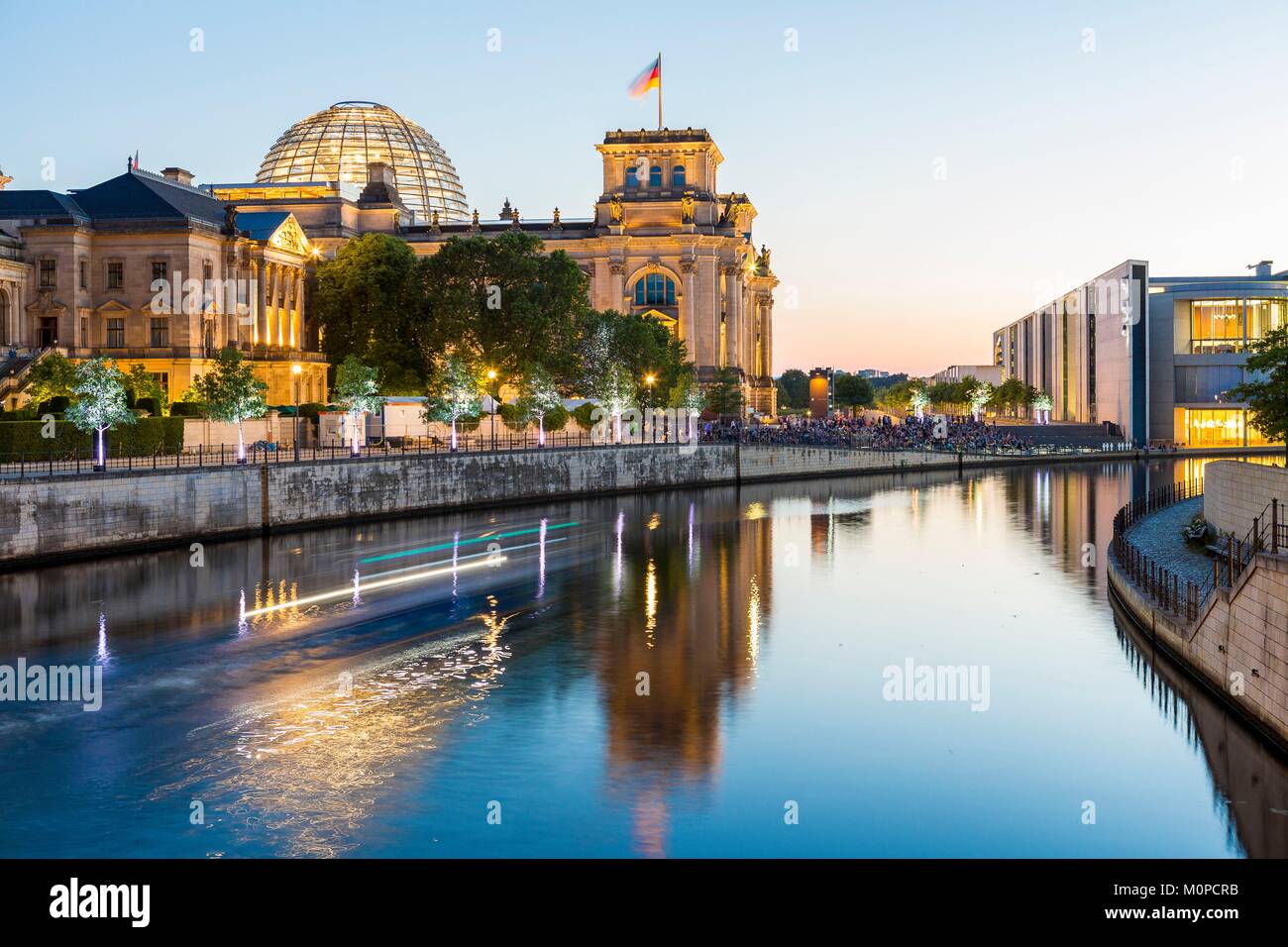 La germania,Berlino, Berlino est,il Reichstag,e il Paul Lobe edificio dall'architetto Stephan Braunfels sul fiume Spree, sede del parlamento tedesco Foto Stock