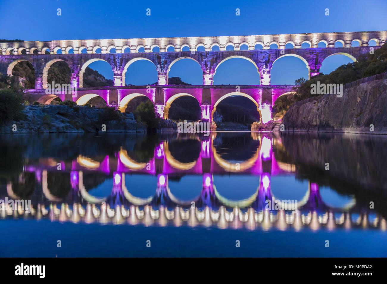 Francia,Gard,Vers Pont du Gard,il Pont du Gard elencati come patrimonio mondiale dall UNESCO,grande sito di Francia,acquedotto romano del primo secolo che passi oltre il Gardon,concezione luce di Guillaume Sarrouy Foto Stock