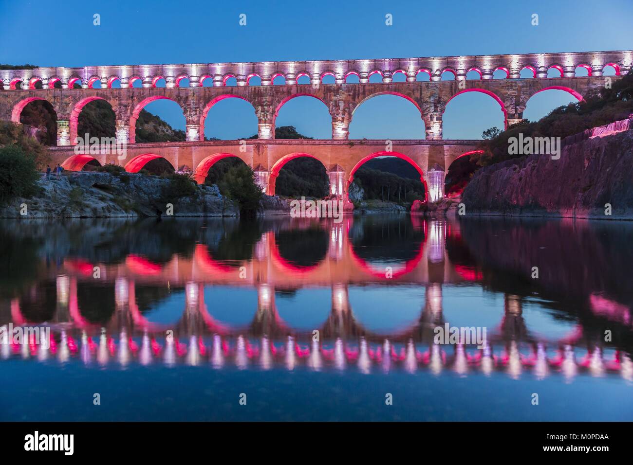 Francia,Gard,Vers Pont du Gard,il Pont du Gard elencati come patrimonio mondiale dall UNESCO,grande sito di Francia,acquedotto romano del primo secolo che passi oltre il Gardon,concezione luce di Guillaume Sarrouy Foto Stock