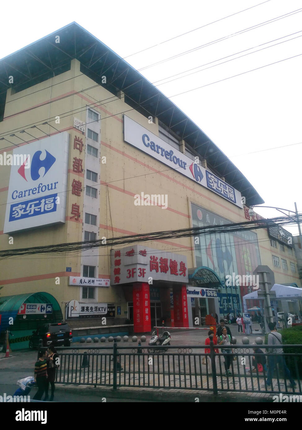 Carrefour Chengdu si riferisce a un importante punto vendita al dettaglio a Chengdu, in Cina, parte della catena internazionale di supermercati Carrefour, che offre una vasta gamma di prodotti. Foto Stock