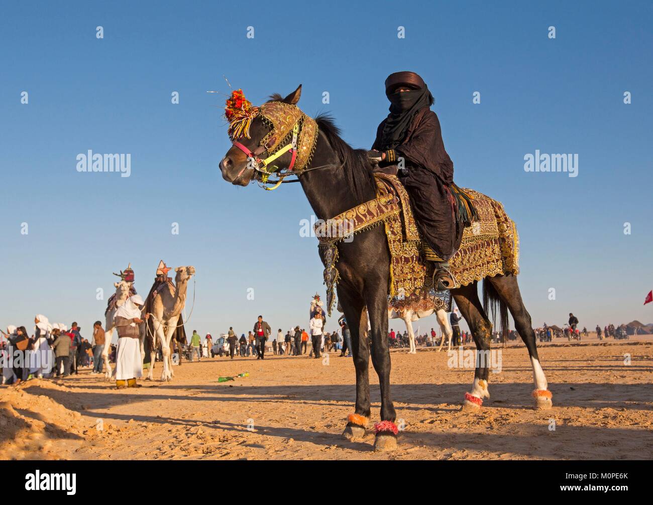 Tunisia,Douz,Sahara,festival internazionale del Sahara Douz,tradizionali spettacoli equestri fantasia Foto Stock