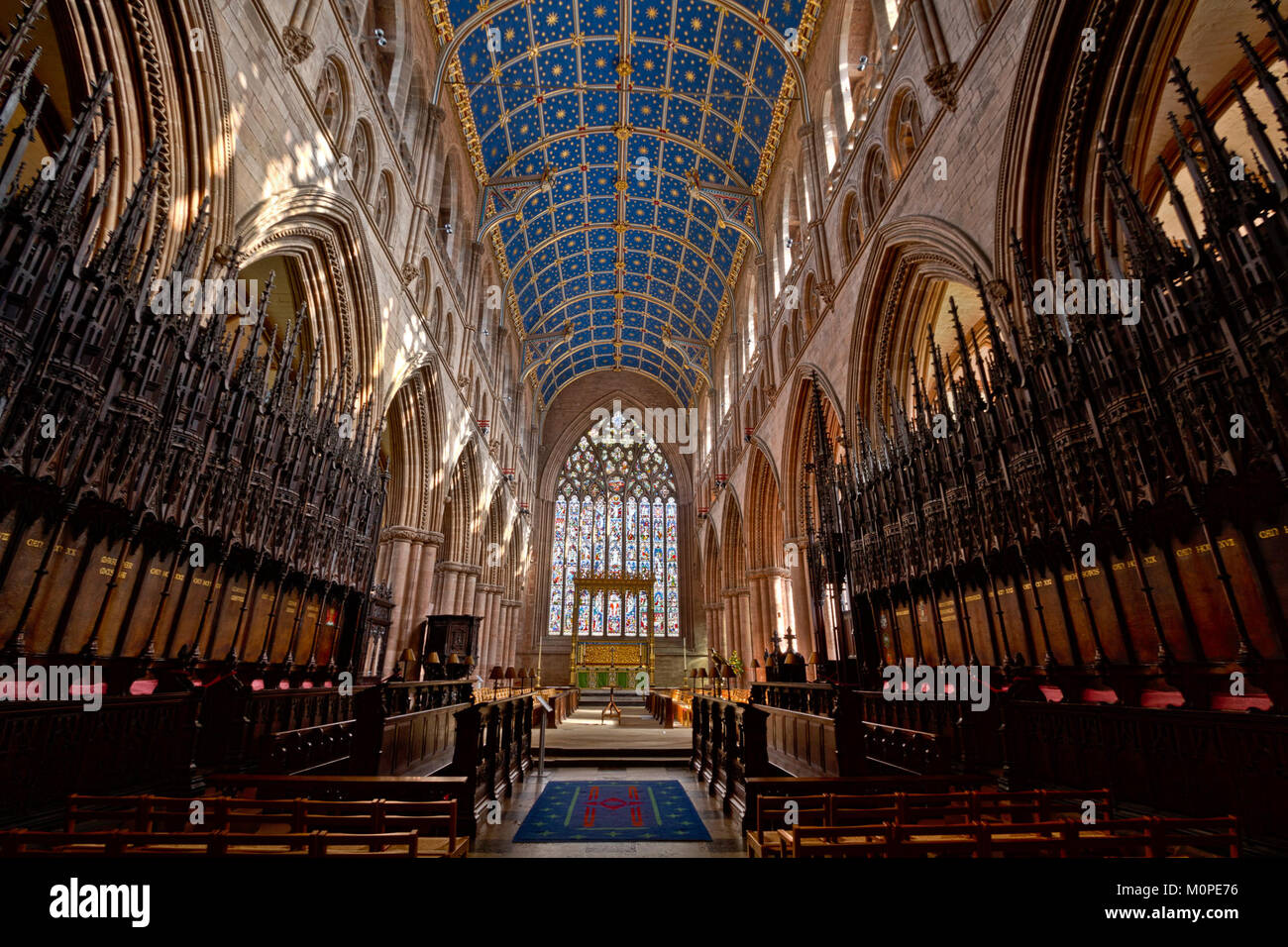 L'interno della cattedrale di Carlisle in Inghilterra mostra la sua splendida architettura medievale, tra cui intricate vetrate colorate, soffitti a volta e manufatti storici. La cattedrale è un importante sito religioso e un punto di riferimento architettonico. Foto Stock