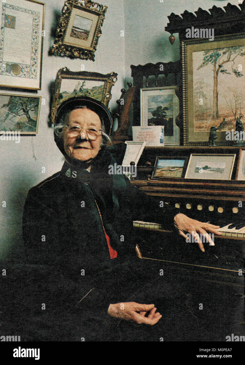 Catherine Bramwell Booth fu una figura di spicco nel 1977, nota per il suo lavoro e i suoi contributi alle cause sociali. Come membro chiave dell'Esercito della salvezza, ha svolto un ruolo influente nel lavoro di carità e negli sforzi umanitari, in particolare nelle aree del benessere e dei programmi di sensibilizzazione. Foto Stock