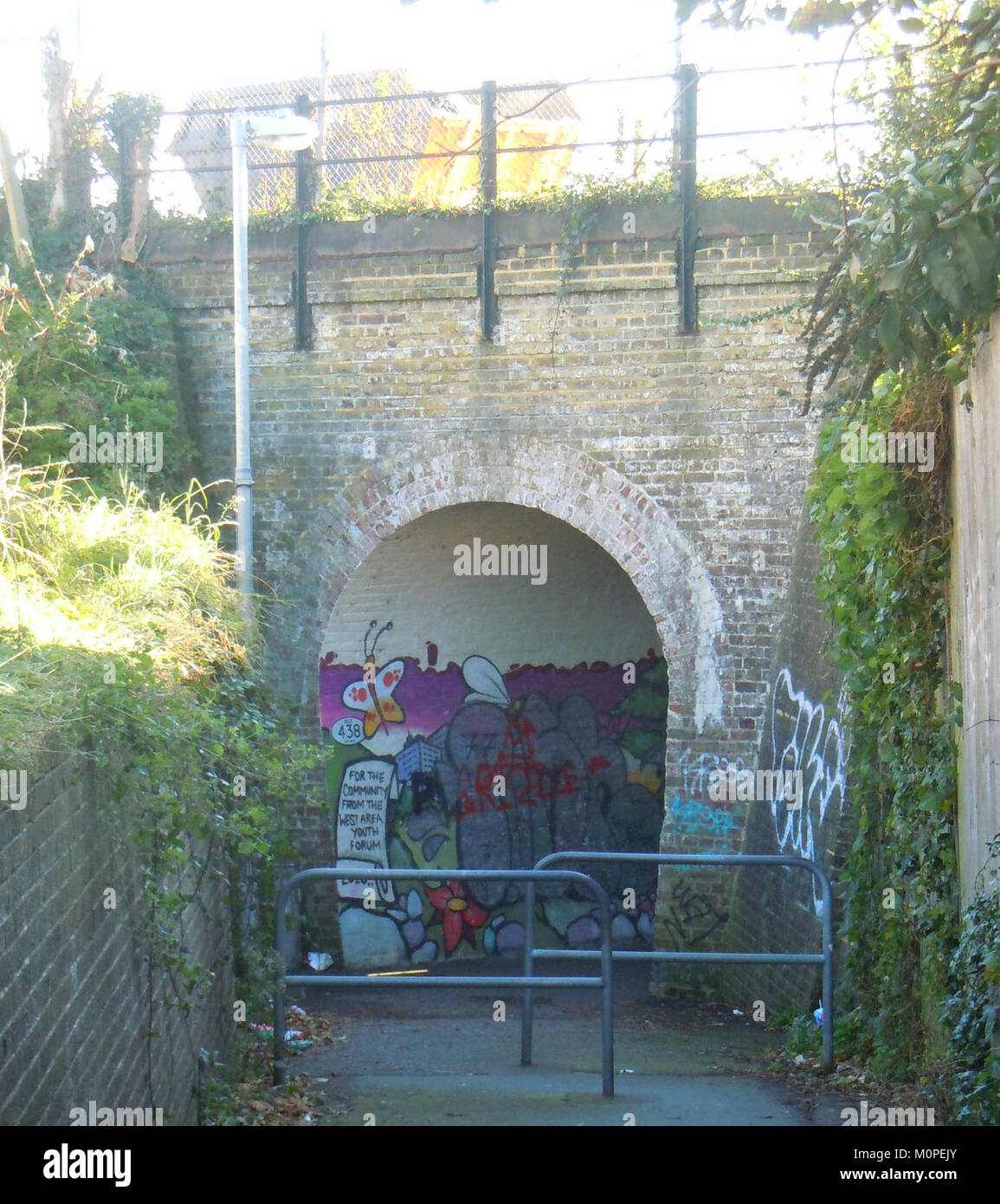 Il Cattle Arch vicino a Victoria Road a Portslade, catturato nel novembre 2015, è una struttura storica un tempo utilizzata per il passaggio del bestiame, che rappresenta la storia dei trasporti locali nel Regno Unito. Foto Stock