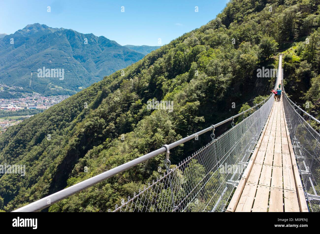 La Svizzera,Ticino,Bellinzona,Monte Carasso sospensione ponte,a 270 metri e  lungo 130 metri sopra il fondovalle Foto stock - Alamy