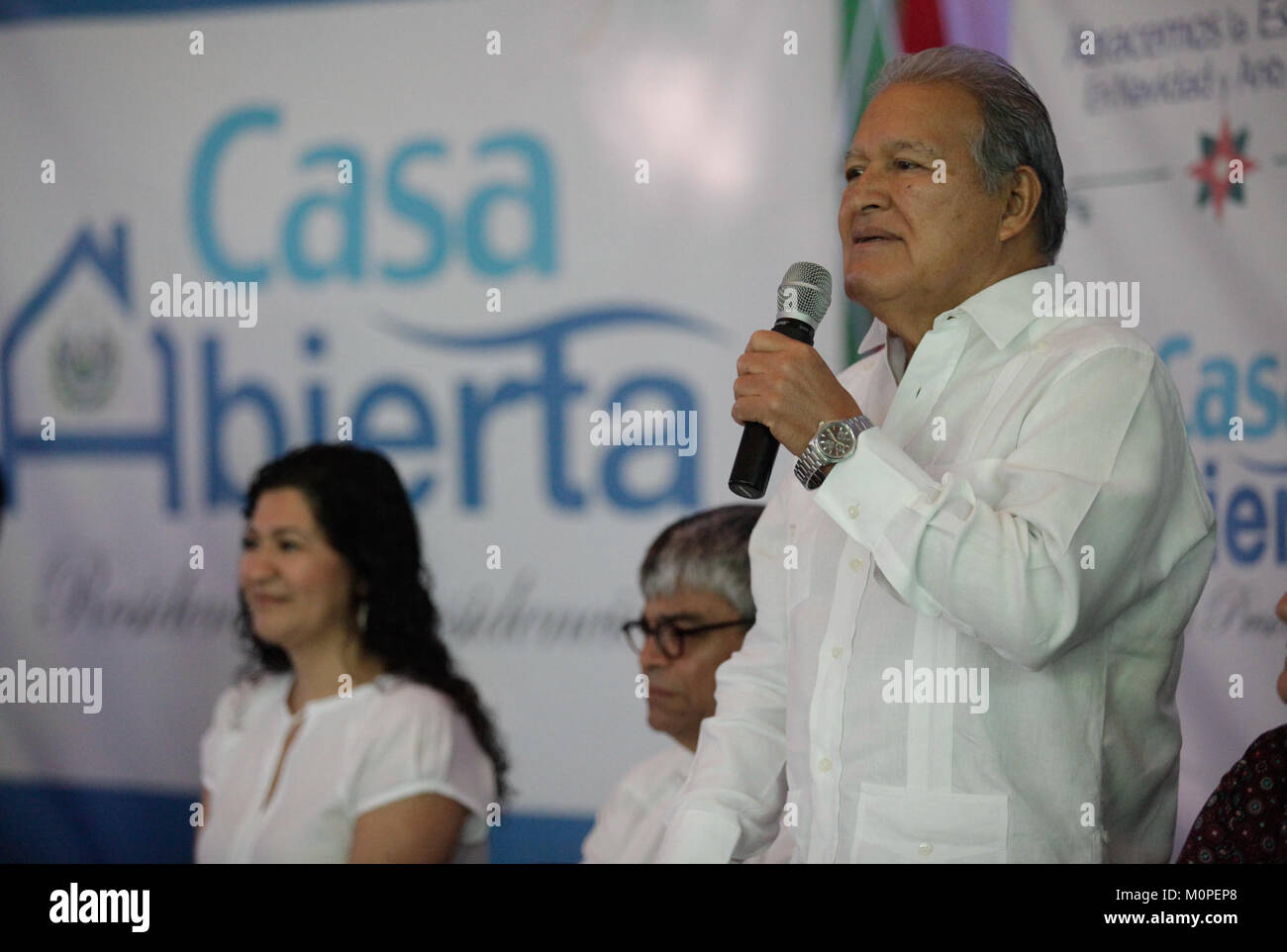 *Casa Abierta* si riferisce a un evento open House in cui le proprietà sono esposte a potenziali acquirenti o al pubblico. Questo caso specifico è associato a un'immagine di una raccolta fotografica che cattura l'essenza di tali eventi. Foto Stock