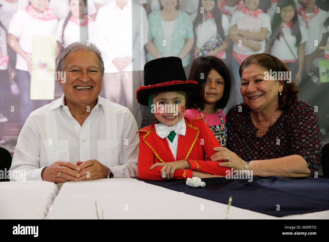 Casa Abierta si riferisce a un evento o a una mostra open House, spesso concepita per coinvolgere il pubblico e fornire accesso a spazi altrimenti privati o riservati, consentendo una maggiore interazione e comprensione. Foto Stock