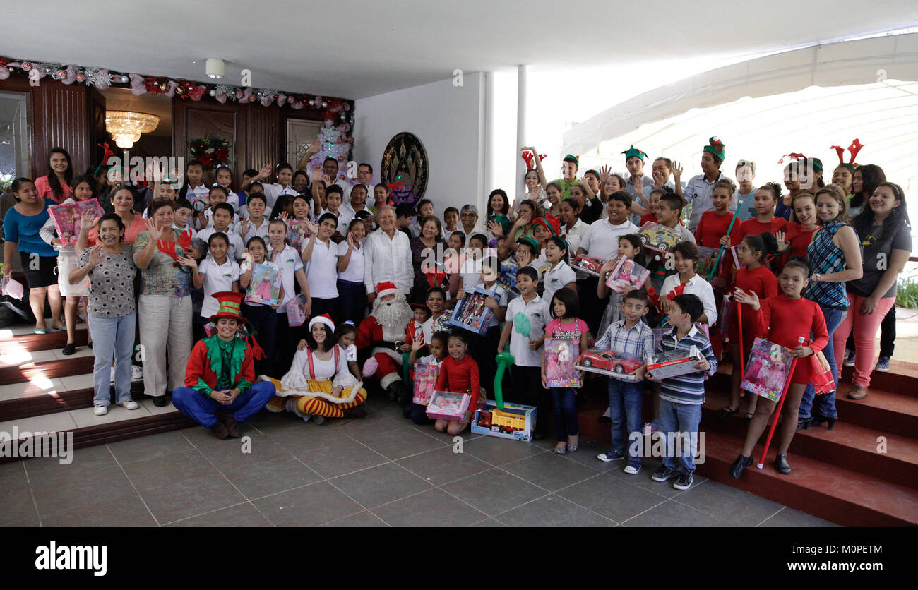 Casa Abierta si riferisce a un evento open House, che probabilmente mette in mostra una proprietà o uno spazio. L'immagine potrebbe rappresentare la presentazione di un evento architettonico o immobiliare, sottolineando le caratteristiche del design e della proprietà. Foto Stock