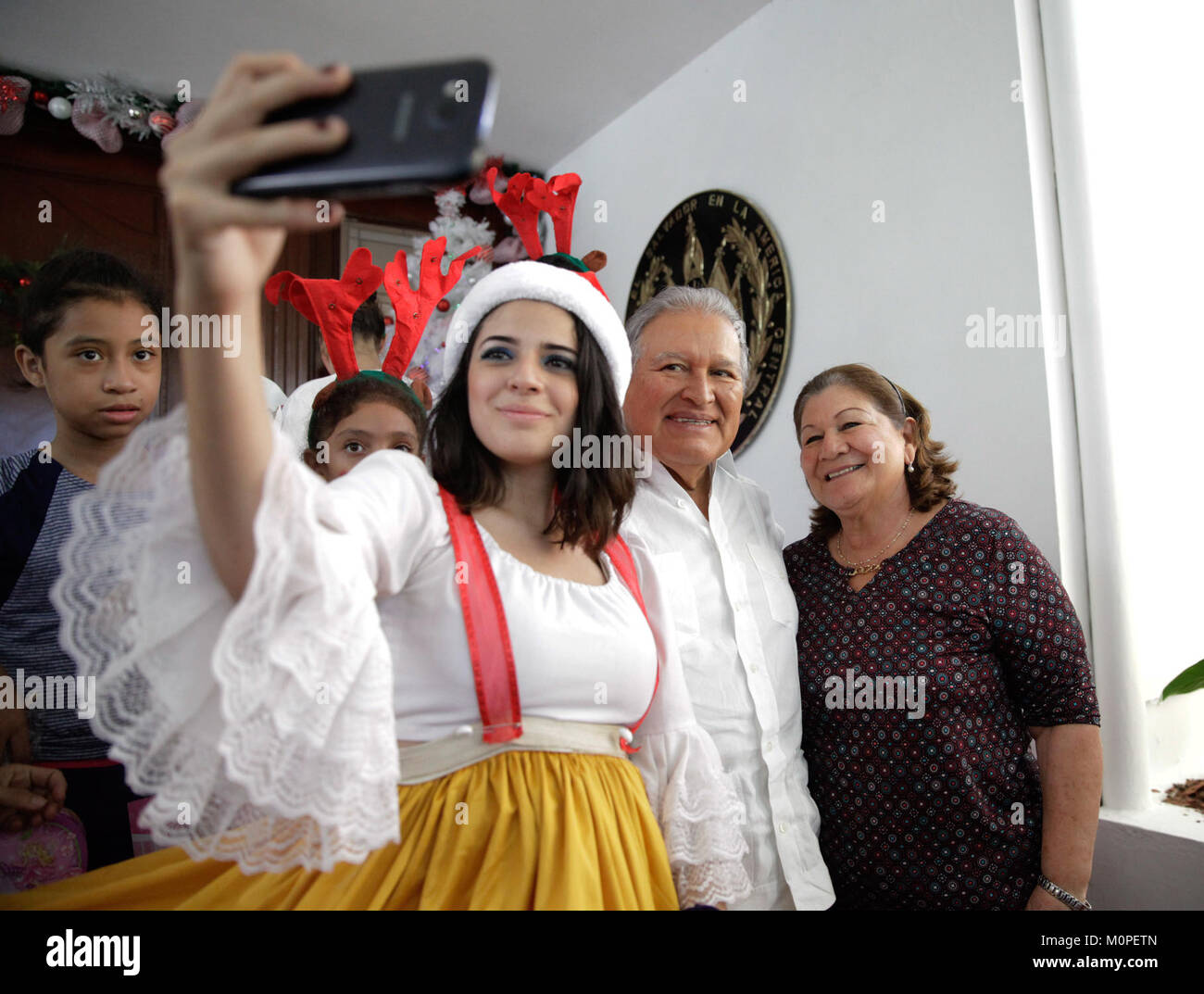 Casa Abierta è un evento o un concetto che prevede l'apertura di una casa o di uno spazio al pubblico, possibilmente legato a mostre immobiliari o culturali. Il numero nel titolo può riferirsi a un evento o a una serie specifici, che potrebbero coinvolgere l'architettura, l'interior design o il coinvolgimento del pubblico. Foto Stock