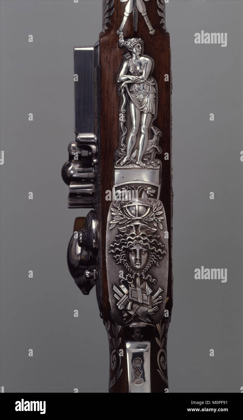 Questo set include un fucile a pietra focaia, un paio di pistole e vari accessori. Gli oggetti fanno parte della collezione del Metropolitan Museum of Art, che mostra l'artigianato delle armi del XVIII secolo. Foto Stock