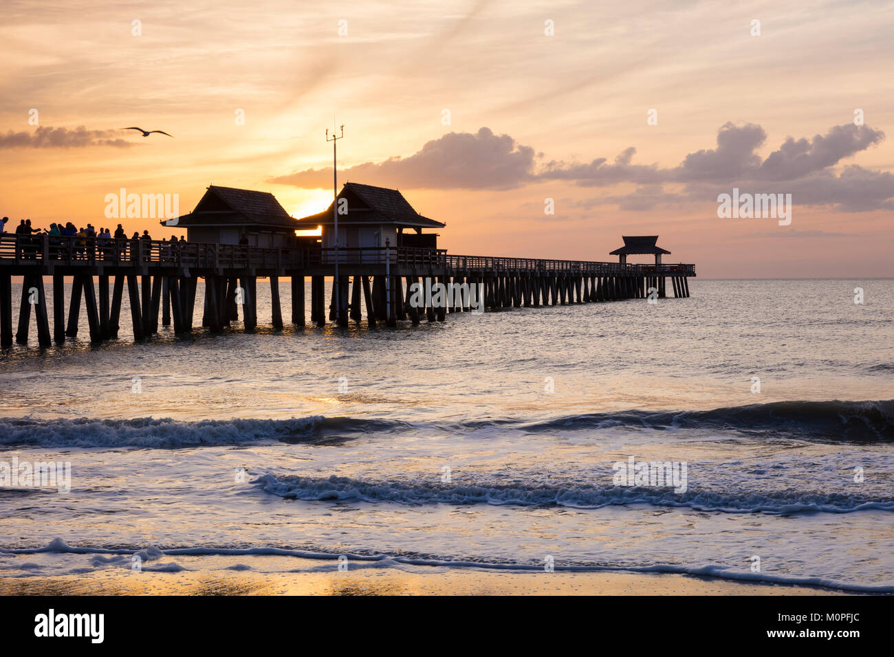 Moody sera oltre la pesca del molo e la costa del Golfo di Napoli, Florida, Stati Uniti d'America Foto Stock