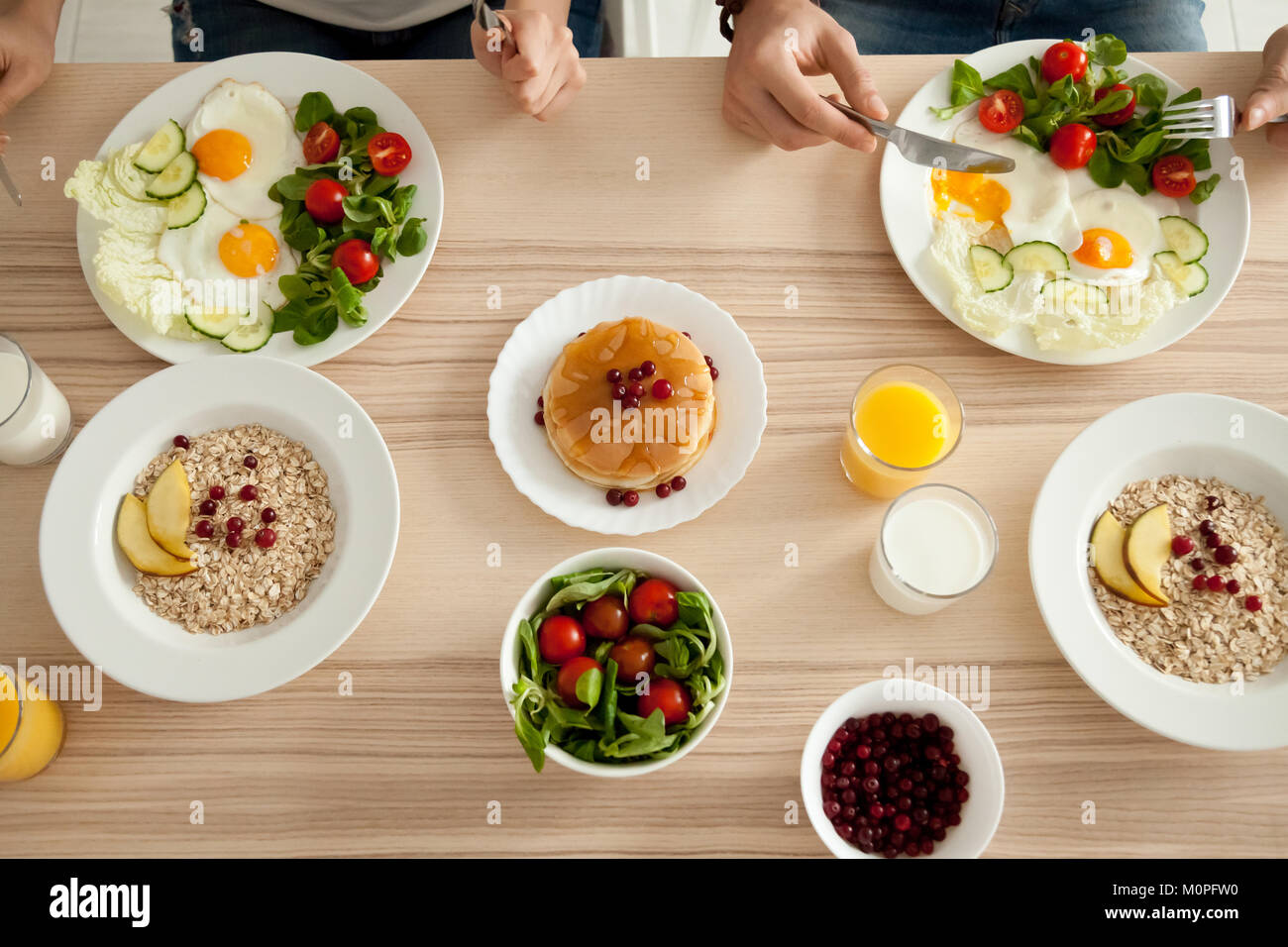 Vista superiore del tavolo per la colazione con cibi sani per paio Foto Stock