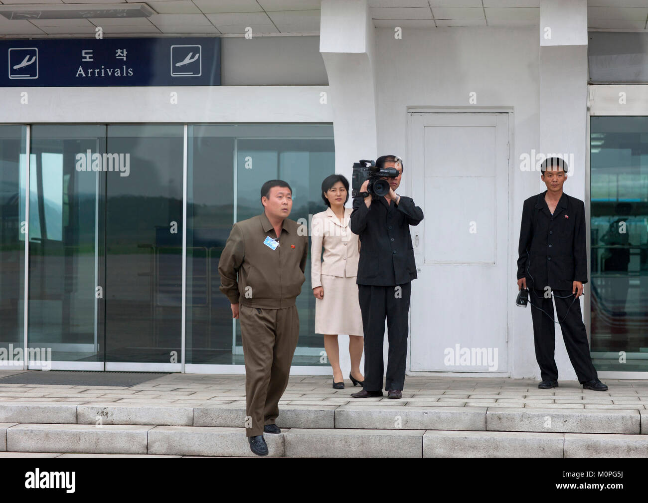 Nord coreano troupe televisiva in arrivo porta di Sunan international airport in attesa di un vip, Provincia di Pyongan, Pyongyang, Corea del Nord Foto Stock