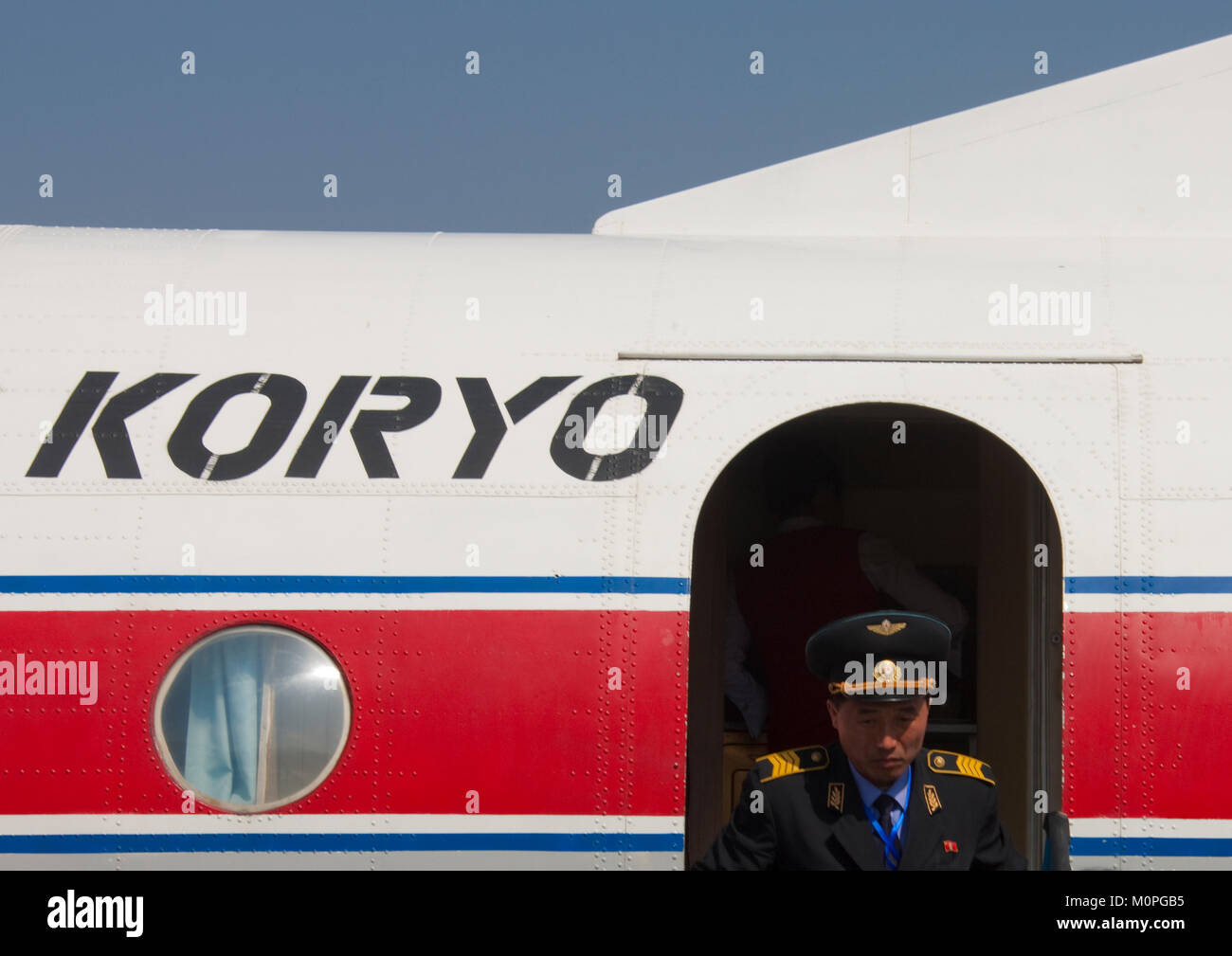 Corea del Nord andando militare al di fuori di un Air Koryo piano, Ryanggang Provincia, Samjiyon, Corea del Nord Foto Stock