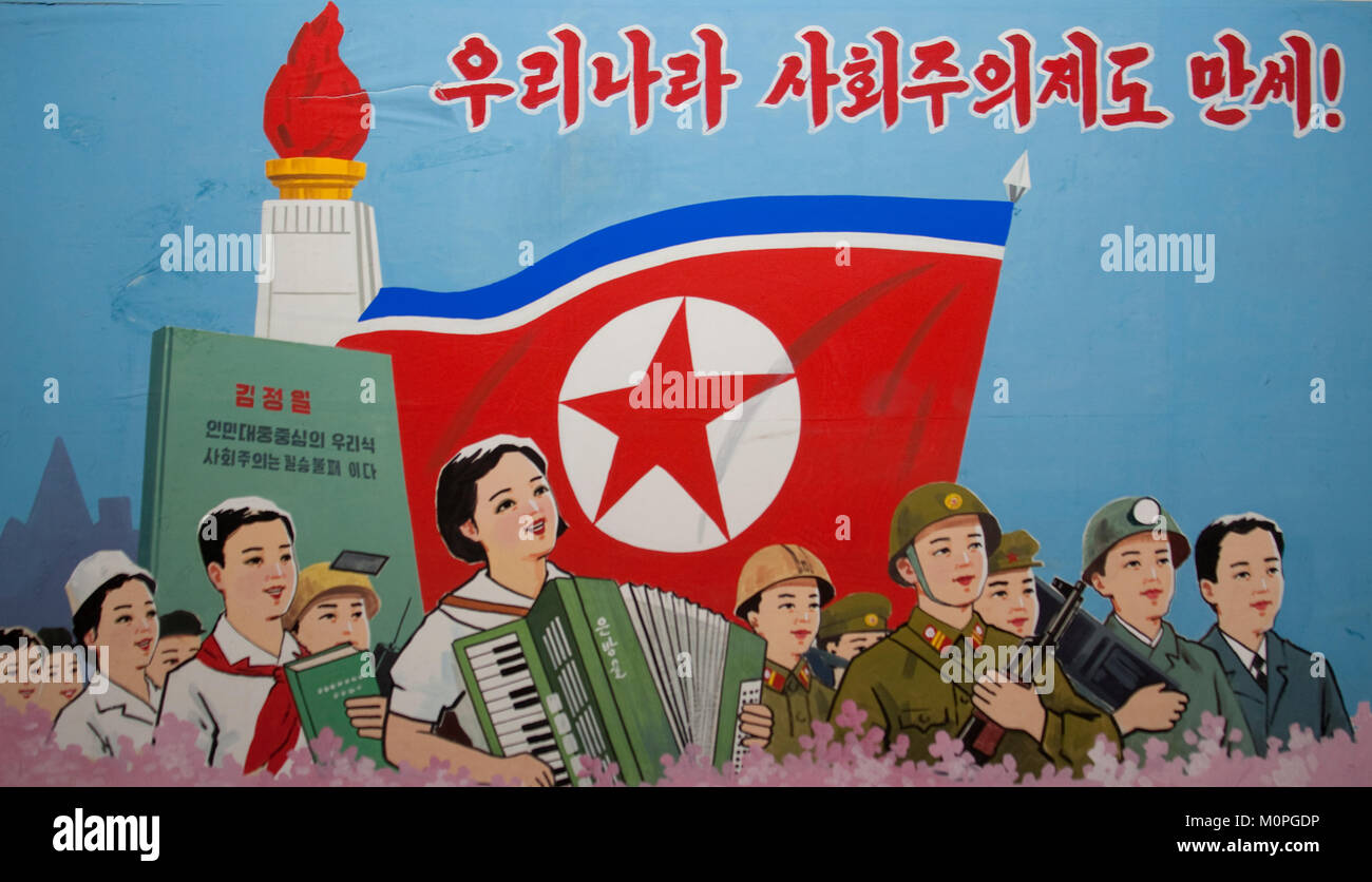 La Propaganda poster raffigurante il nord i cittadini coreani iun anteriore del Juche tower, Provincia di Pyongan, Pyongyang, Corea del Nord Foto Stock