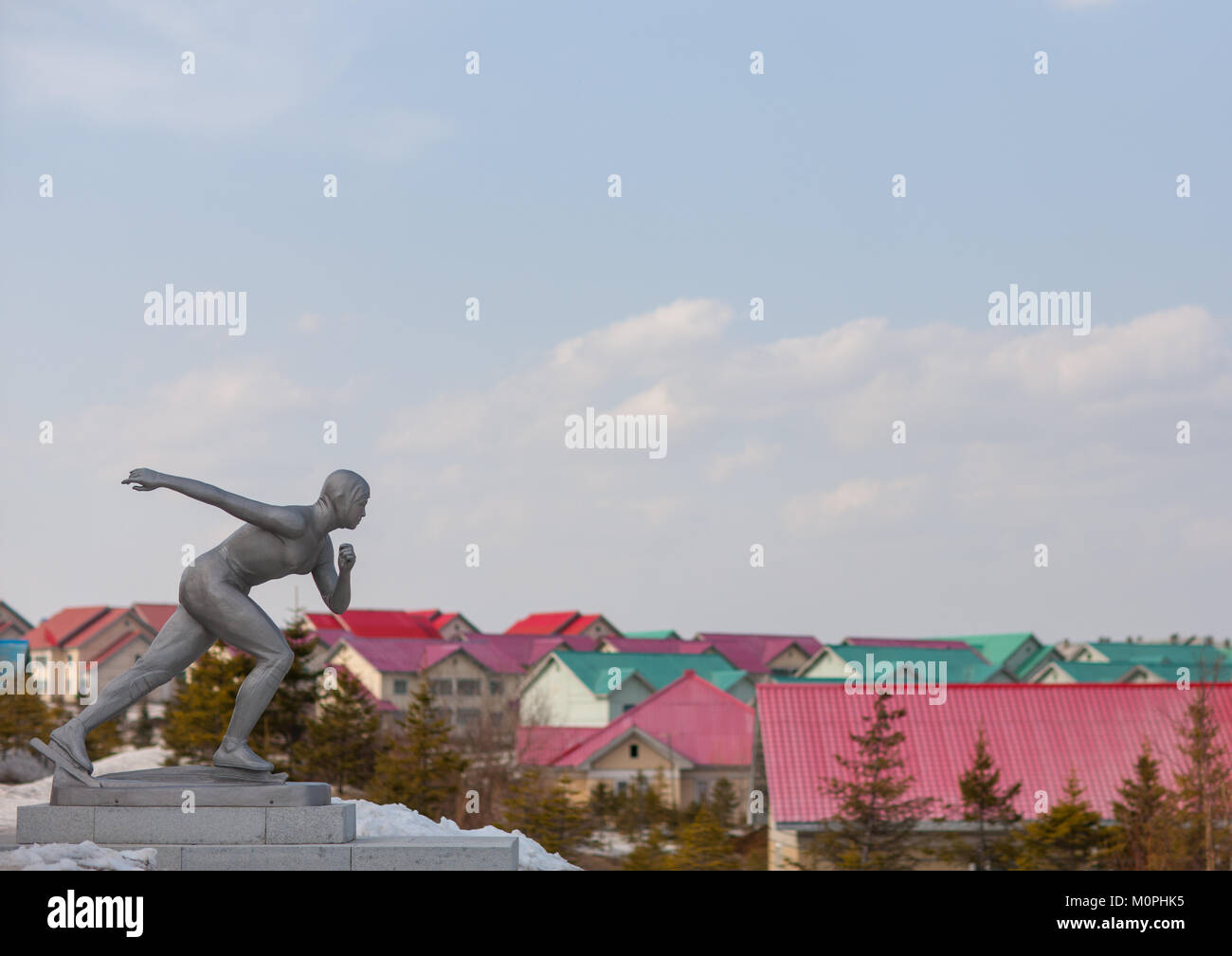Statua di pattinatori di fronte nuovo appartamento case, Ryanggang Provincia, Samjiyon, Corea del Nord Foto Stock