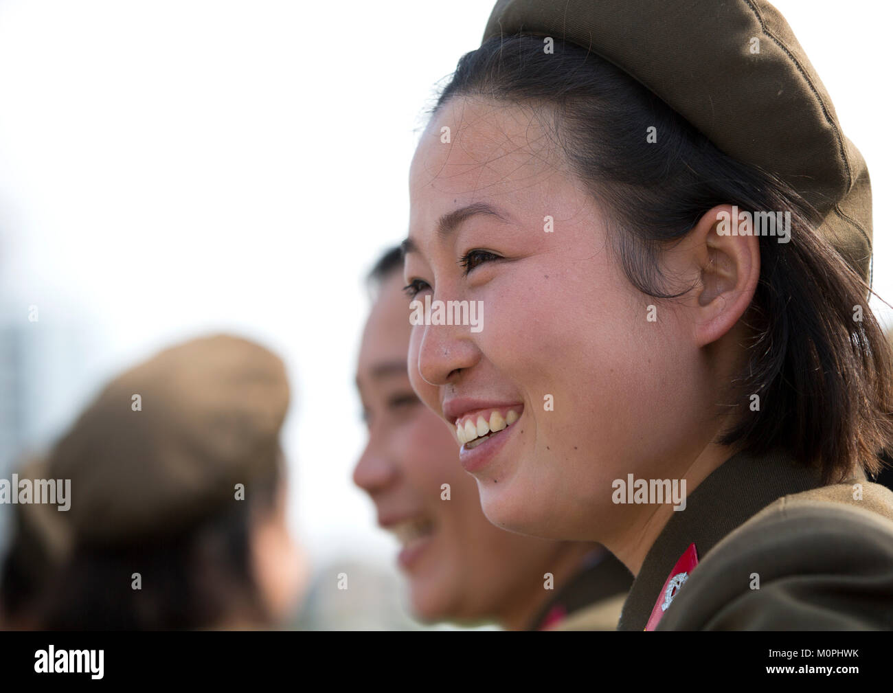 Sorridente nord coreano soldati femmina, Provincia di Pyongan, Pyongyang, Corea del Nord Foto Stock