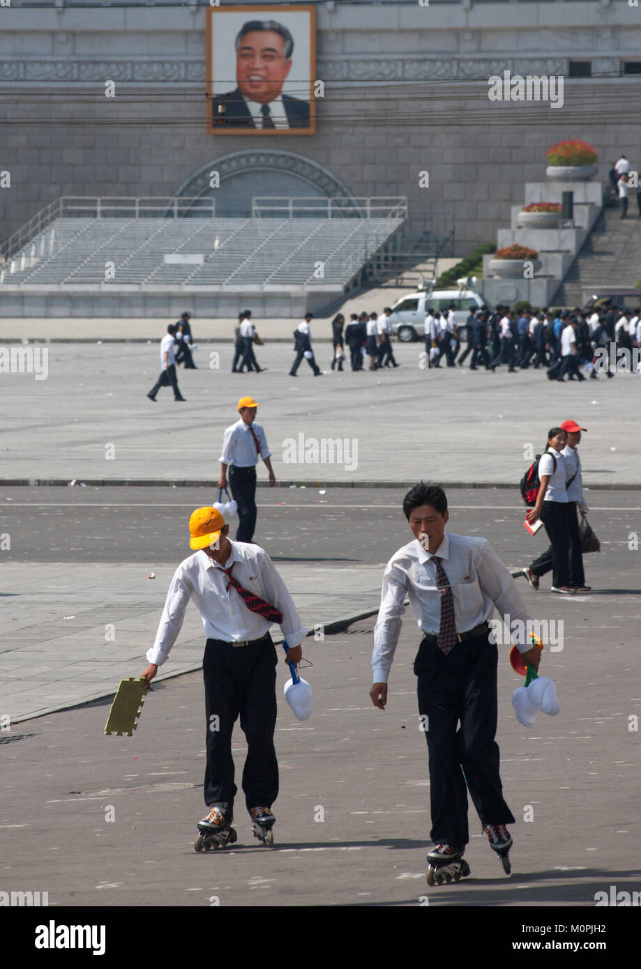 Corea del Nord i ragazzi con rulli su Kim il Sung square, Provincia di Pyongan, Pyongyang, Corea del Nord Foto Stock