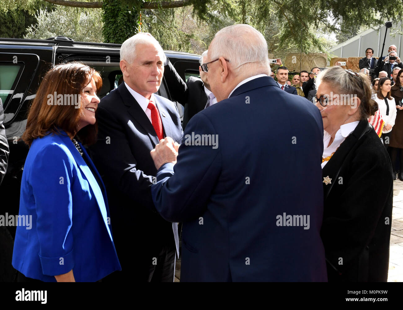 Vice Presidente degli Stati Uniti Mike Pence incontra il Presidente Reuven Rivlin alla residenza del Presidente in Gerusalemme, 23 gennaio 2018. *** Caption locale *** סגן נשיא ארה'ב מייק פנס נפגש עם נשיא המדינה ראובן ריבלין משכן נשיאי ישראל בירושלים, 23 בינואר 2018. Foto Stock