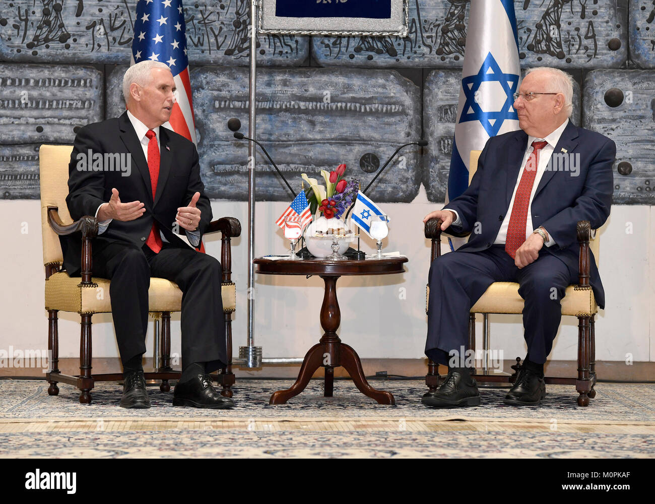 Vice Presidente degli Stati Uniti Mike Pence incontra il Presidente Reuven Rivlin alla residenza del Presidente in Gerusalemme, 23 gennaio 2018. *** Caption locale *** סגן נשיא ארה'ב מייק פנס נפגש עם נשיא המדינה ראובן ריבלין משכן נשיאי ישראל בירושלים, 23 בינואר 2018. Foto Stock
