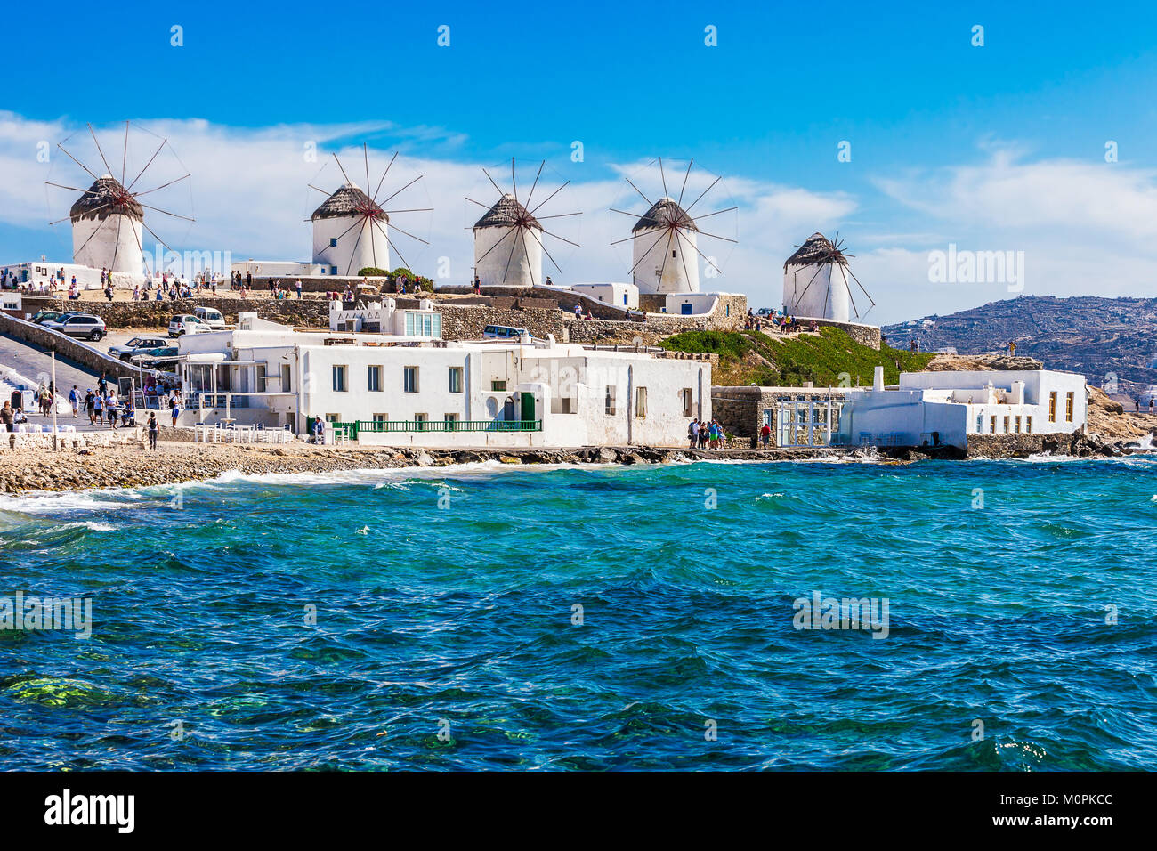 I famosi mulini a vento di Mykonos, l'isola greca, parte delle Cicladi, durante una chiara e luminosa estate giornata di sole Foto Stock