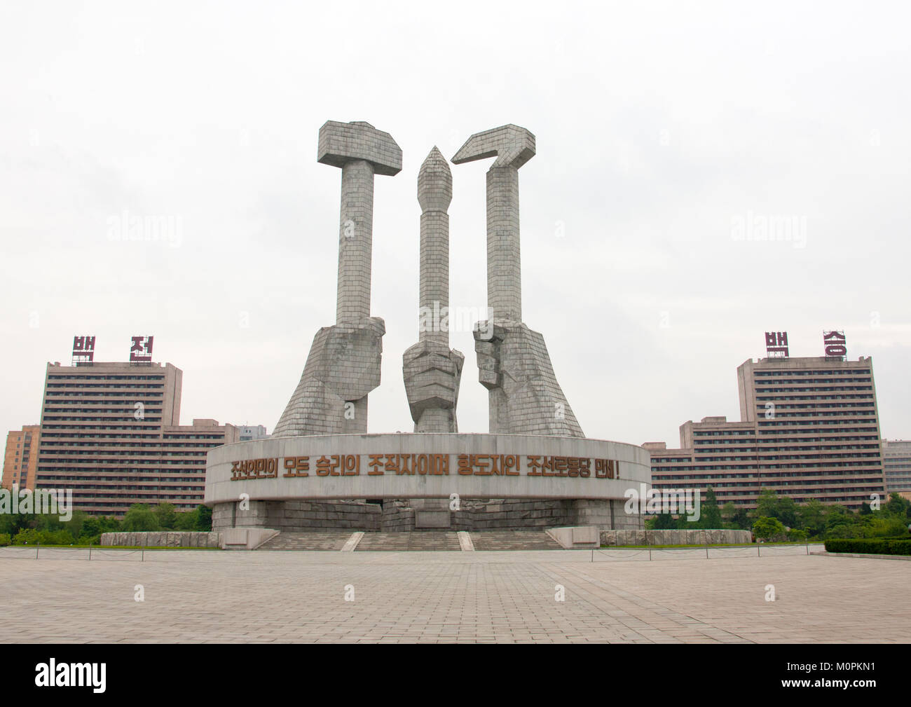 Il monumento al partito fondazione realizzato per il 50 anniversario del Partito dei lavoratori di Corea, Provincia di Pyongan, Pyongyang, Corea del Nord Foto Stock