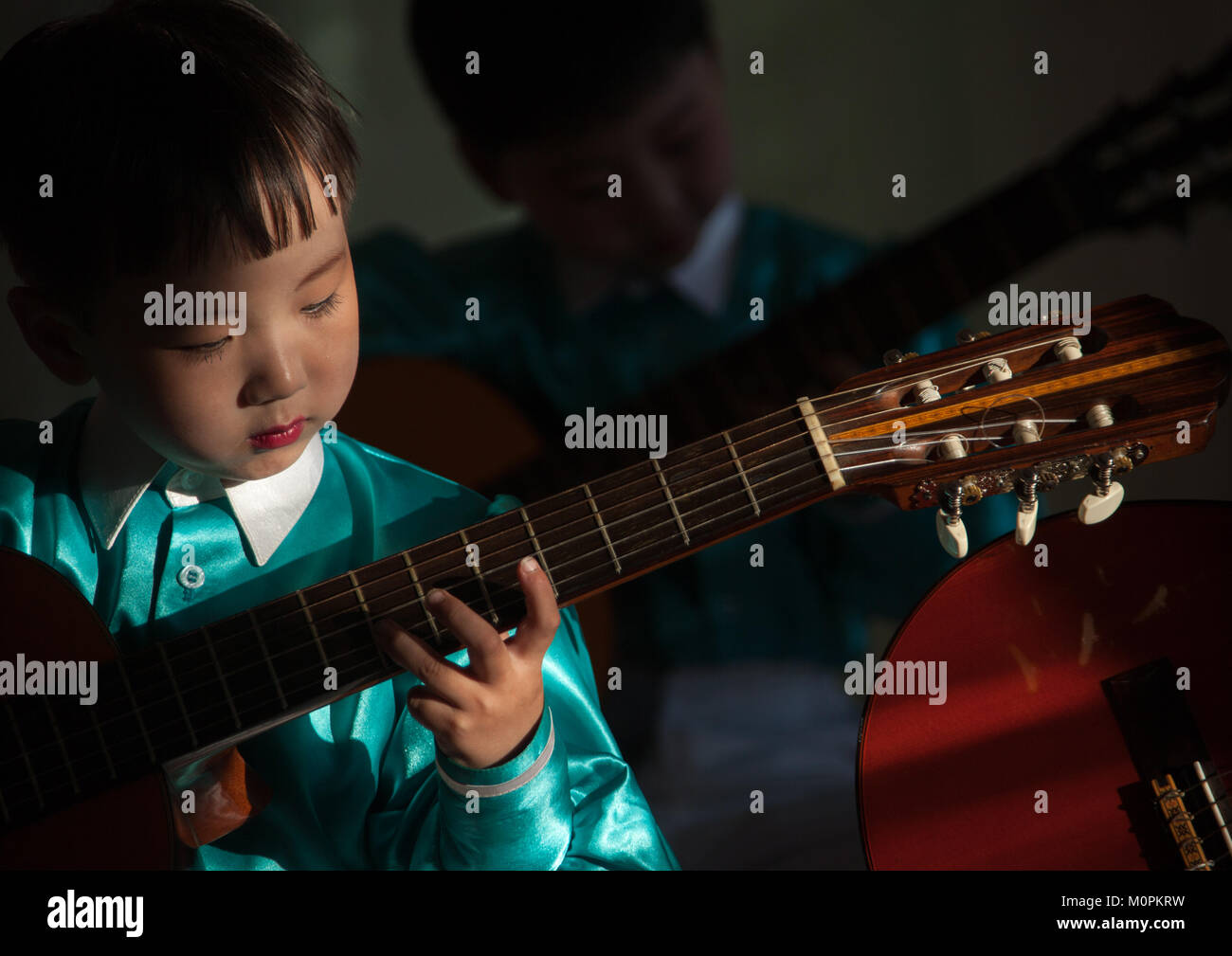 Corea del Nord giovane ragazzo a suonare la chitarra in Tchang scuola  Gwang, Nord Hamgyong Provincia, Chongjin, Corea del Nord Foto stock - Alamy