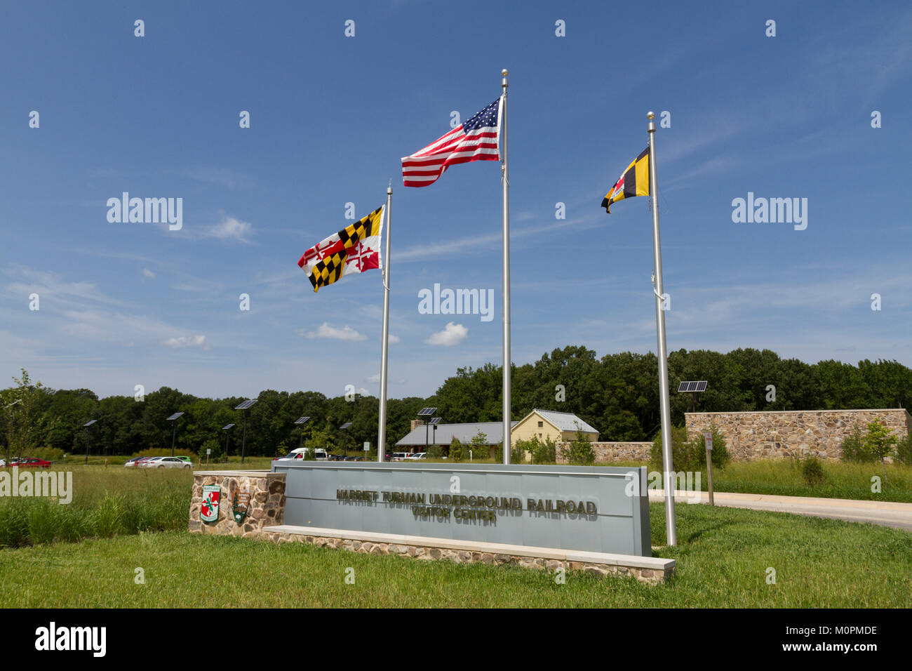 Bandiere fuori l'ingresso dell'Harriet Tubman Underground Railroad Visitor Center, Chiesa Creek, Maryland, Stati Uniti. Foto Stock