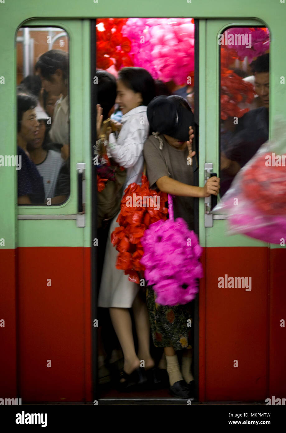 Corea del Nord le donne con i fiori di plastica nella metropolitana, Provincia di Pyongan, Pyongyang, Corea del Nord Foto Stock