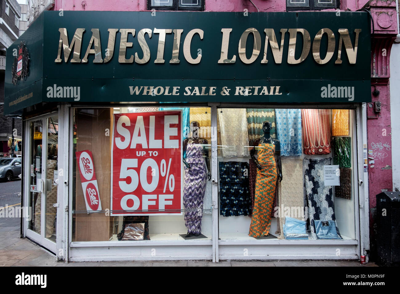 Londra fotografia urbani: Majestic Londra, moda africana usura e panno, Petticoat Lane market, a est di Londra. Foto Stock