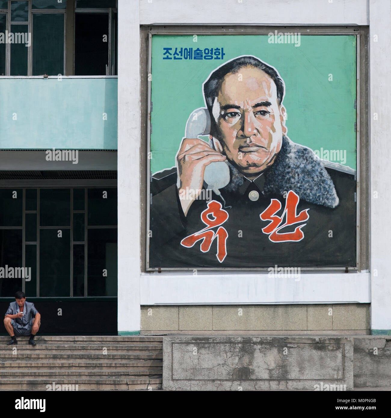 Corea del Nord uomo militare sul telefono su un poster, Provincia di Pyongan, Pyongyang, Corea del Nord Foto Stock