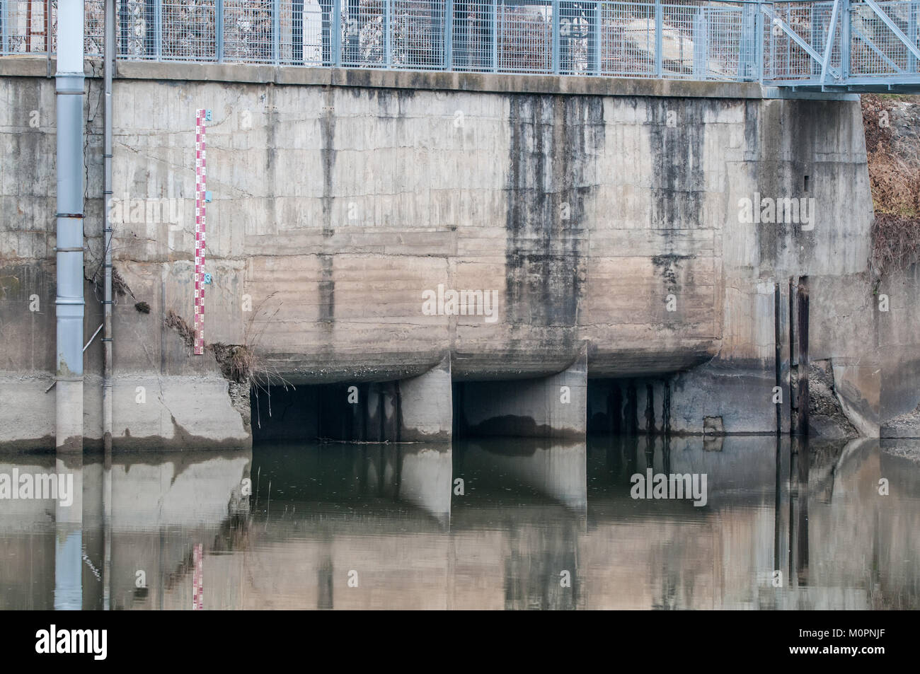 Vista in dettaglio di una paratoia 7, fiume Ter, Roda de Ter, Catalogna, Spagna Foto Stock