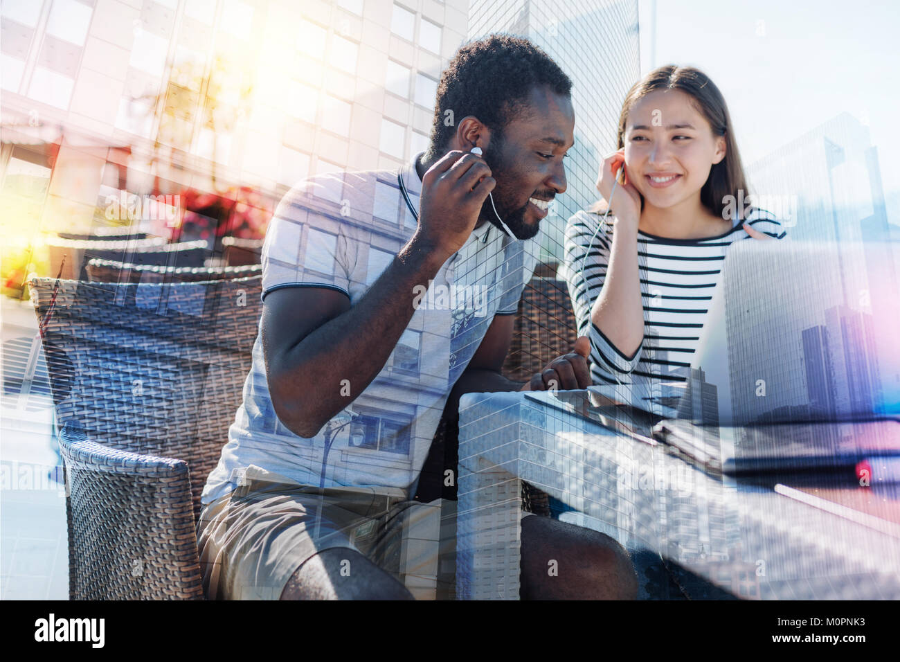 Bella ragazza sorridente mentre guarda il suo amico Foto Stock
