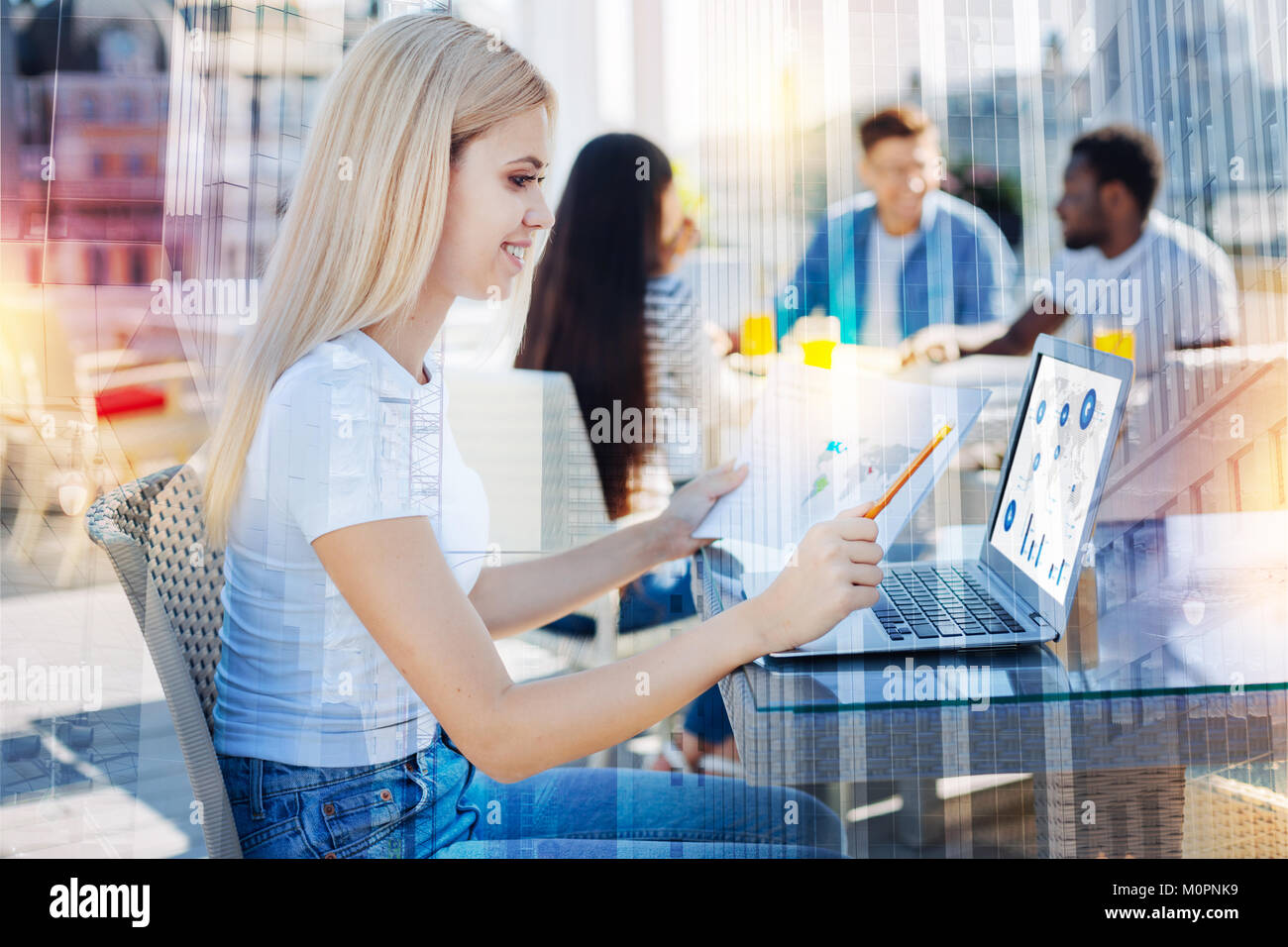 Piacere positivo persona di sesso femminile prepara il suo progetto Foto Stock