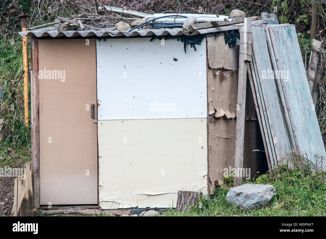 Vecchia baracca realizzate con materiale riciclato Foto Stock