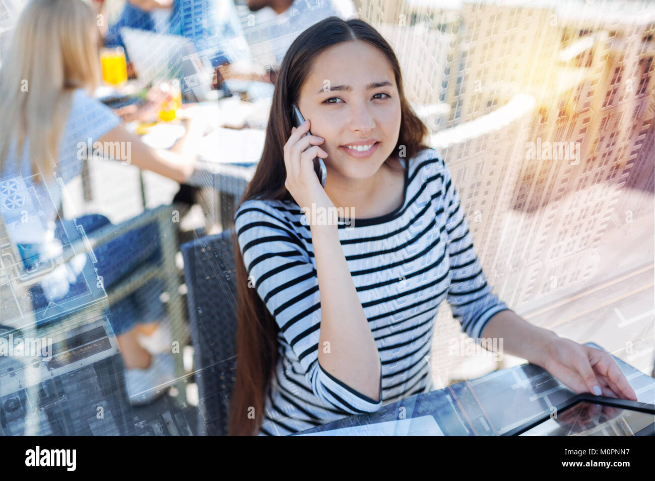 International Student seduti contro background urbano Foto Stock