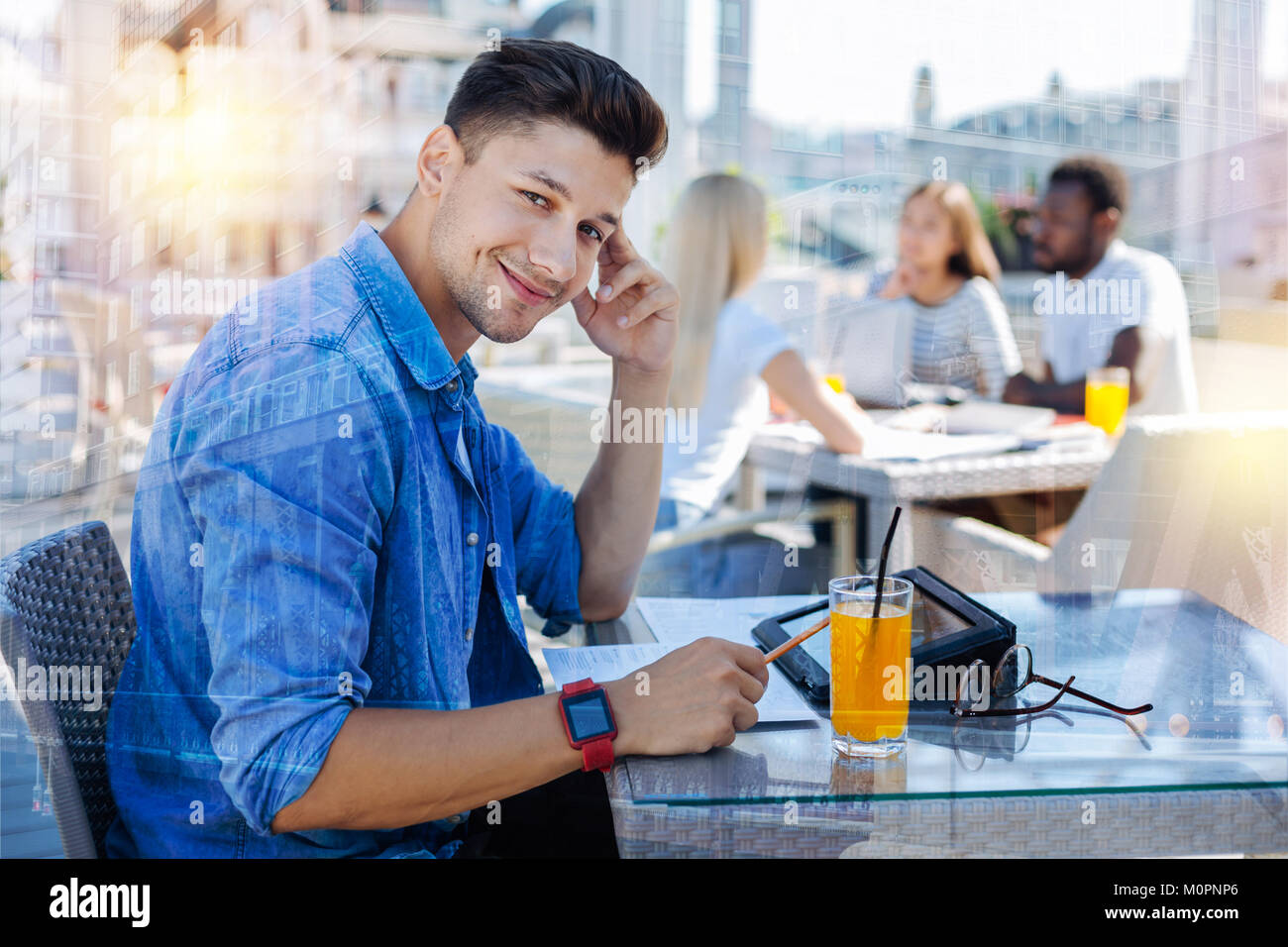 Studente bello guardare dritto verso la fotocamera Foto Stock