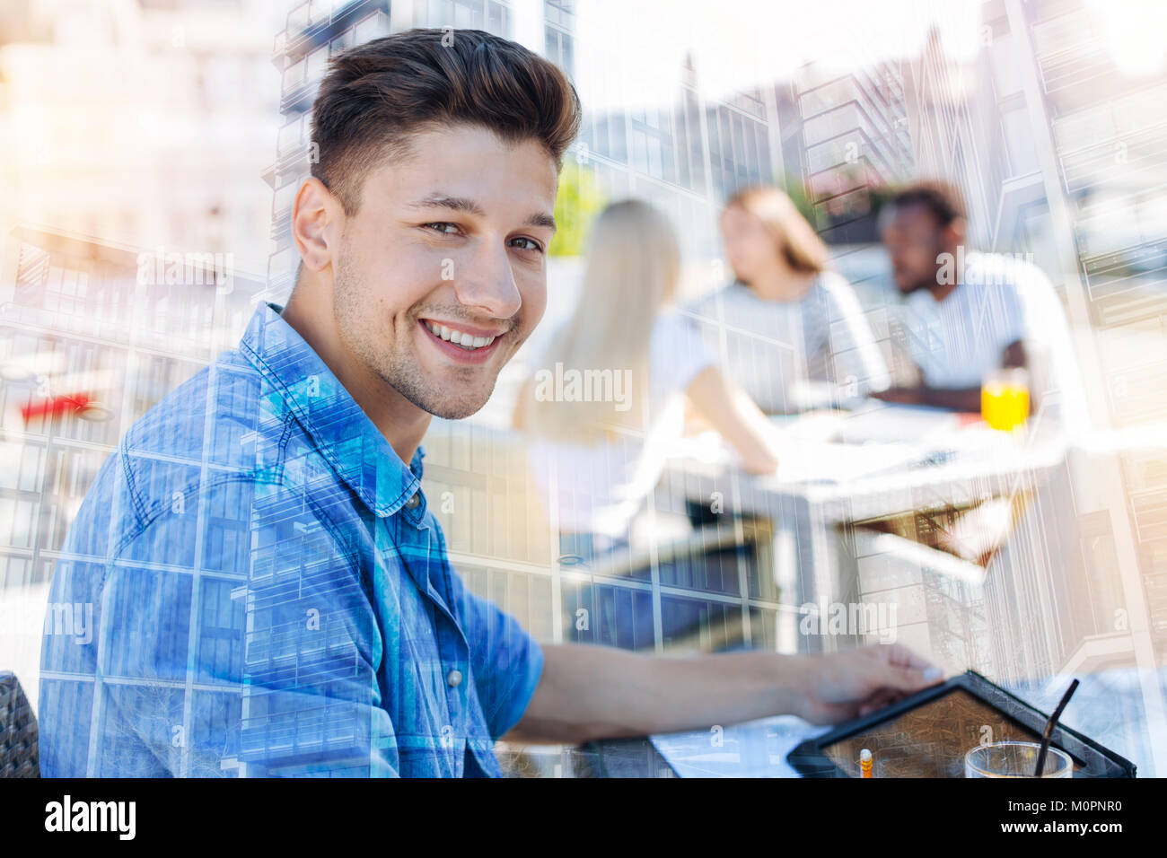 Felice la persona di sesso maschile che posano su telecamera Foto Stock