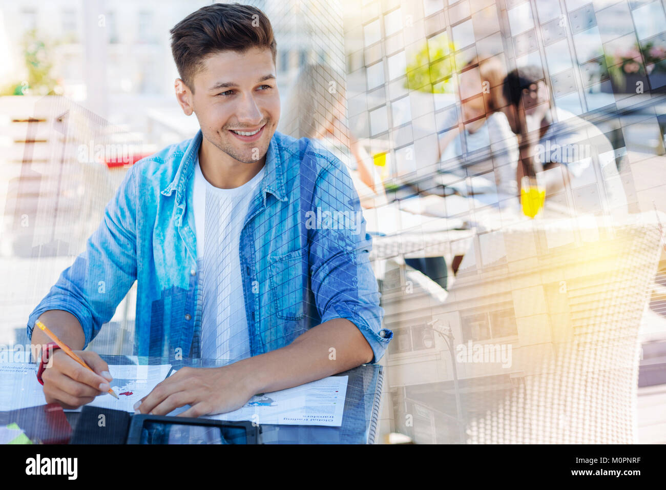 Enigmatical giovane maschio pensare positivo Foto Stock