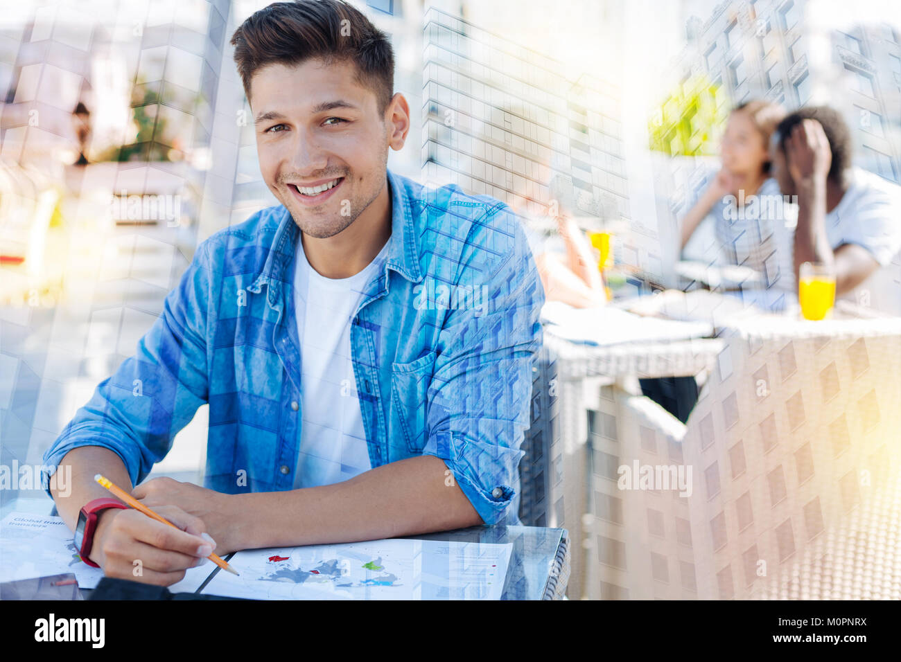 Positivo il piacere brunette guardando la fotocamera Foto Stock