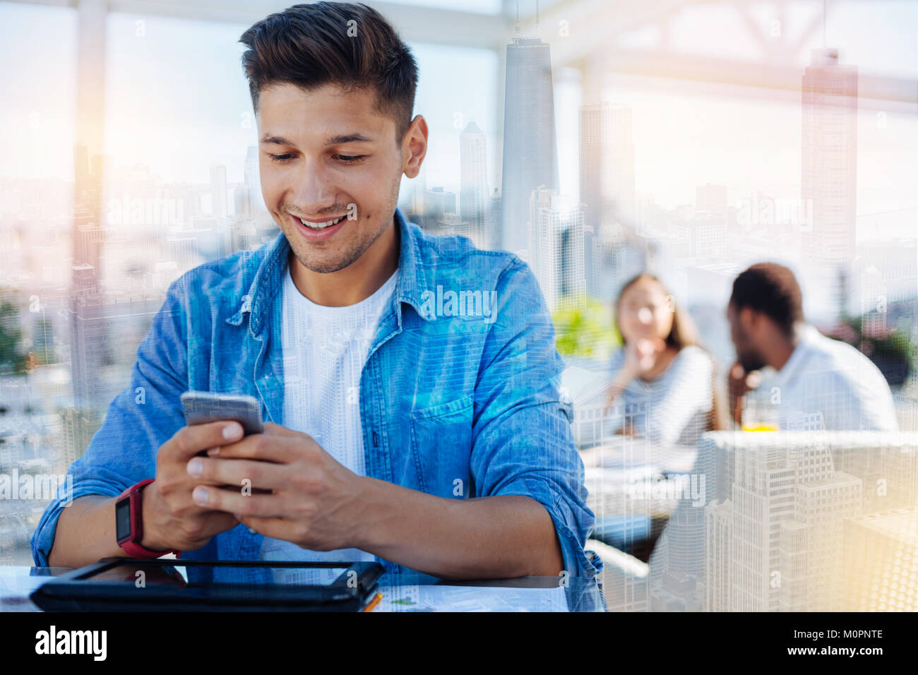Attento brunette maschio digitando la sua risposta Foto Stock
