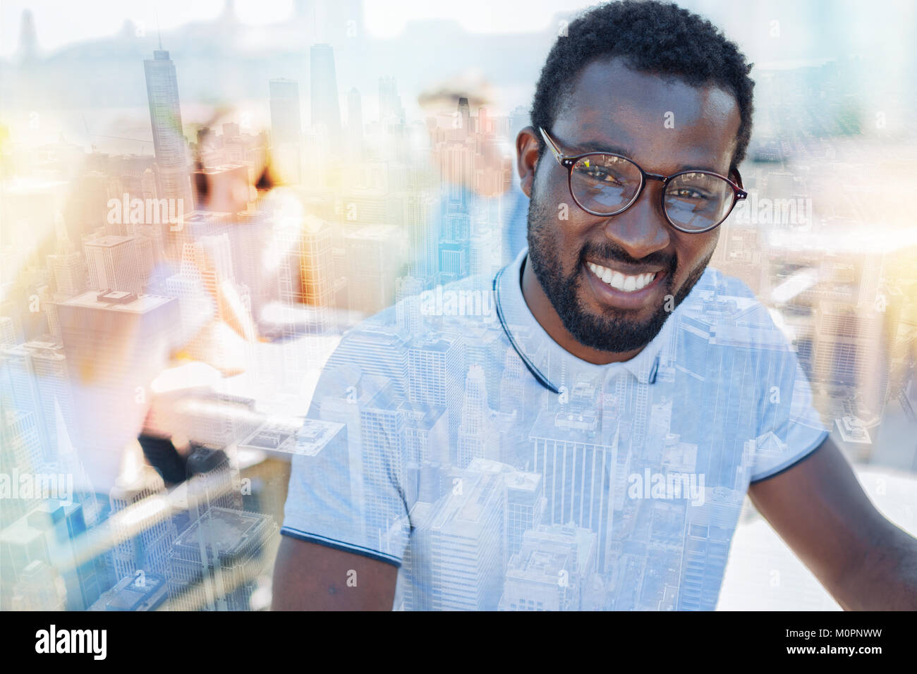 Ritratto di lieto uomo che guardare avanti Foto Stock