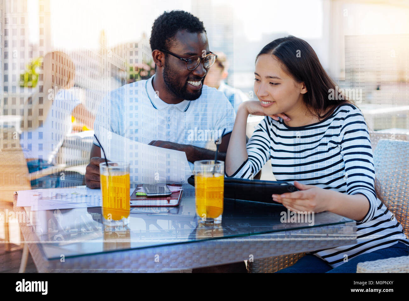 Attraente persona femmina ascoltando il suo partner Foto Stock